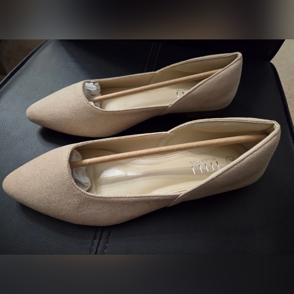 NWB Musshoe Elegant Beige Suede Women's Flates New with box size 7 - Picture 4 of 6